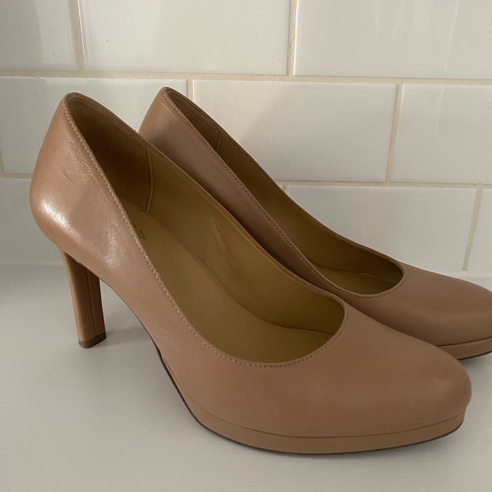 Comfy Naturalizer nude pumps